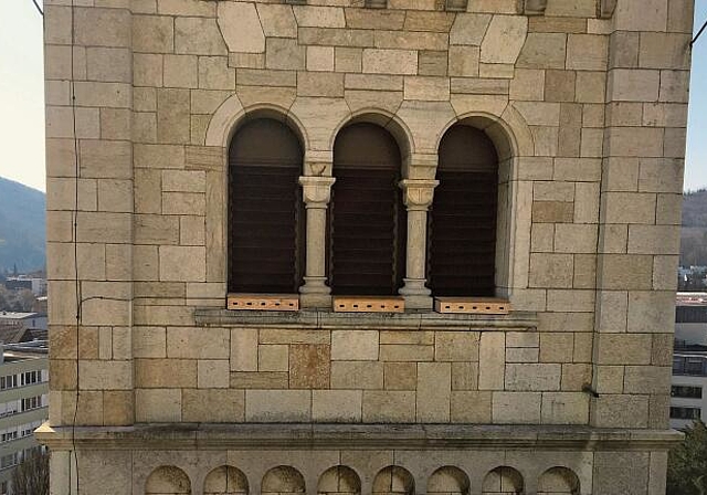 Vorzeigeprojekt: In den Nistkästen im Turm der Martinskirche fühlen sich die Mauersegler sehr wohl. (Bild: Markus von Däniken)
