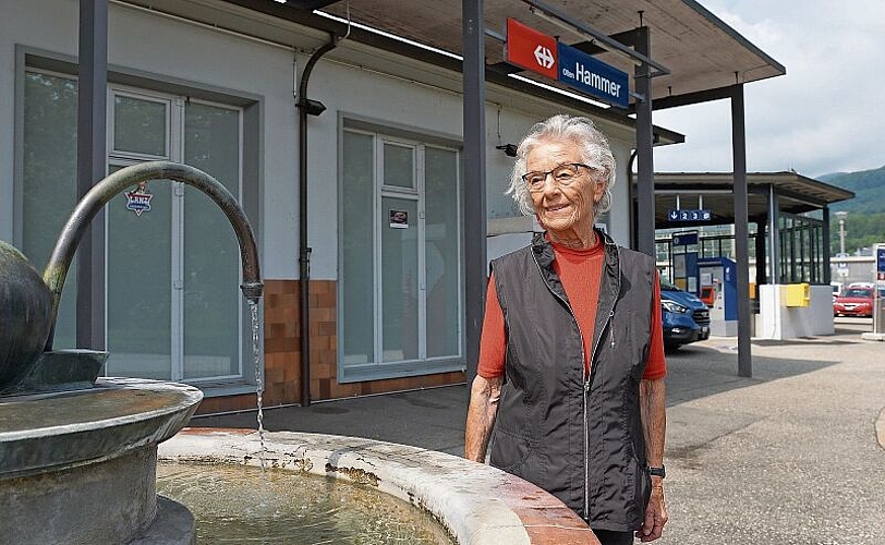 65 Jahre später am damaligen Schauplatz: Gertrud Baumann letzte Woche am Bahnhof Olten Hammer. (Bild: AGU)