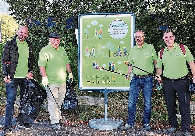 In den neuen Vereins-Poloshirts unterwegs: Martin Widmer, Peter Kyburz, Daniel Gubler und Willi Stadler (v.l.) sind bereit, den Kampf gegen den Müll aufzunehmen.  (Bild: ZVG)