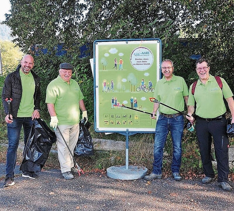In den neuen Vereins-Poloshirts unterwegs: Martin Widmer, Peter Kyburz, Daniel Gubler und Willi Stadler (v.l.) sind bereit, den Kampf gegen den Müll aufzunehmen.  (Bild: ZVG)