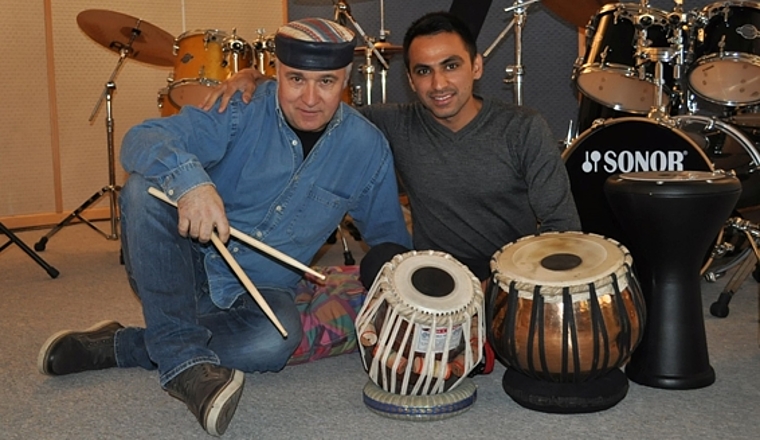Hafiz Hamnawa (rechts) spielt im Ensemble von Noby Lehmann (links) am 14. Mai in der Schützi Olten die zwei Trommeln des Tabla, ein afghanisches Rhythmusinstrument. (Bild: Franz Beidler)