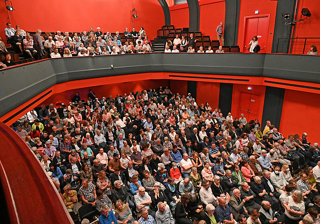 Hinter dem Satirefestival steht ein Verein mit 1500 Mitgliedern, hier bei der Versammlung 2022 zu sehen. (Bild: ZVG)
