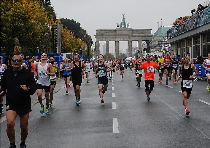 Die Oltner Läuferin Arlette Maurer (vorne rechts) lief anlässlich des 44. BMW Berlin-Marathons erstmals bei einem Marathon mit. (Bild: ZVG)