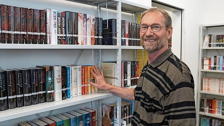 Nach knapp vier Jahrzehnten wird er diese Räumlichkeiten bald verlassen: Jugendbibliotheksleiter Roland Hochstrasser. (Bild: AGU)