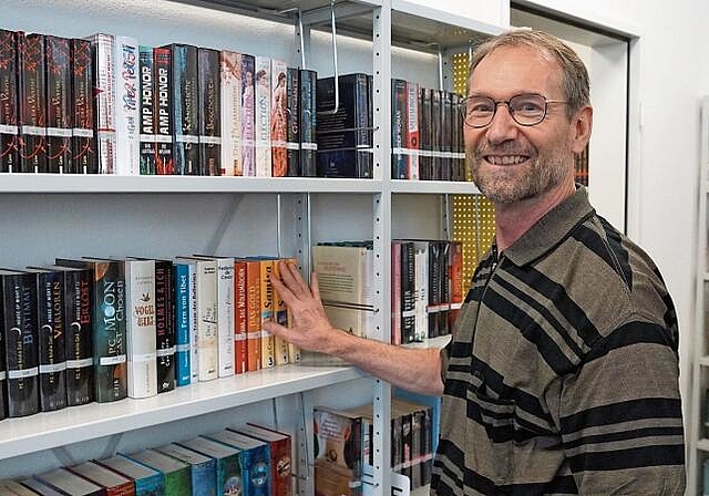 Nach knapp vier Jahrzehnten wird er diese Räumlichkeiten bald verlassen: Jugendbibliotheksleiter Roland Hochstrasser. (Bild: AGU)