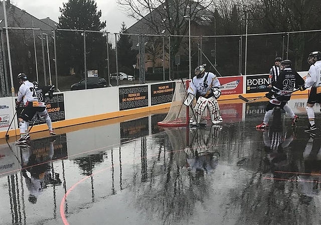 Am vergangenen Samstag konnte sich Phoenix Hägendorf gegen seine Gegner aus Oberwil einen wichtigen 4:3-Sieg erspielen. Dennoch belegt das regionale Street-hockey-Team nach wie vor den letzten Tabellenrang in der NLB. (Bild: ZVG)