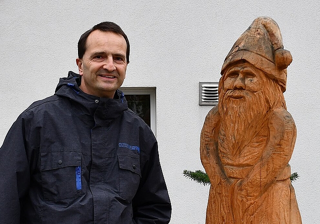 Zunftmeister Felix Büttiker vor dem Zunftlokal der Chlausenzunft Wangen bei Olten, wo ein Chlaus aus Holz stets freundlich grüsst. (Bild: Franz Beidler)