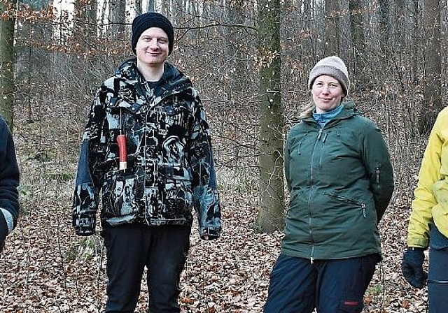 Die Köpfe hinter dem Waldexperiment (v.l.): Initiator Ruedi Iseli und die Leitenden Tobias Schicker, Anke van Leewen und Antonia von Arx. (Bild: FB)