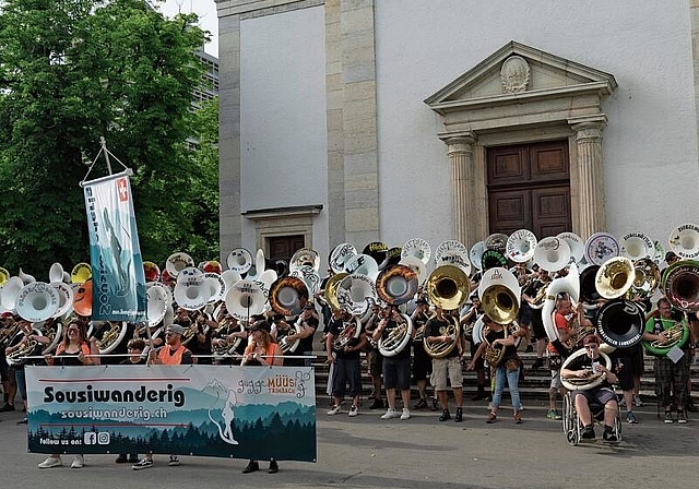 Auch vor der Stadtkirche machten die insgesamt mehreren hundert Sousaphonspielerinnen und -spieler lautstark auf sich aufmerksam. (Bild: Tobi Oetiker)
