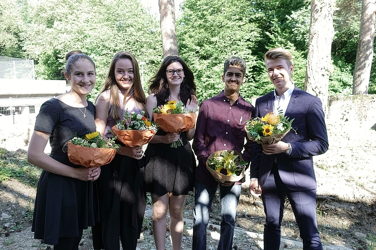 Preisträgerinnen und Preisträger 4aM/4iG: (v.l.) Ita Müller, Noëlle Hutmacher, Cynthia Probst, Ashraya Indrakanti und Oliver Healy. (Bild:  ZVG)
