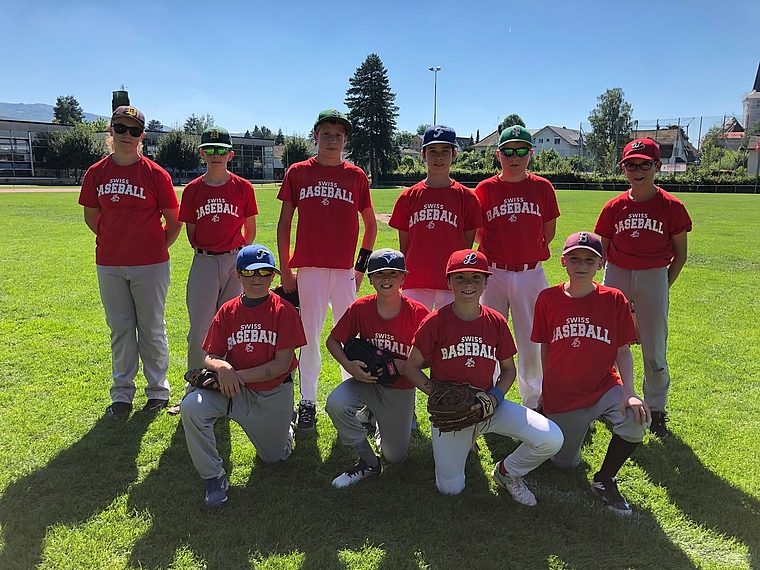 Das Schweizer «Little League Baseball-Team» reist an die Europameisterschaft im polnischen Kutno. Mit von der Partie sind auch die beiden Dulliker Shania Senti und Josua Heller (h.l.). (Bild: ZVG)