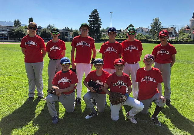 Das Schweizer «Little League Baseball-Team» reist an die Europameisterschaft im polnischen Kutno. Mit von der Partie sind auch die beiden Dulliker Shania Senti und Josua Heller (h.l.). (Bild: ZVG)