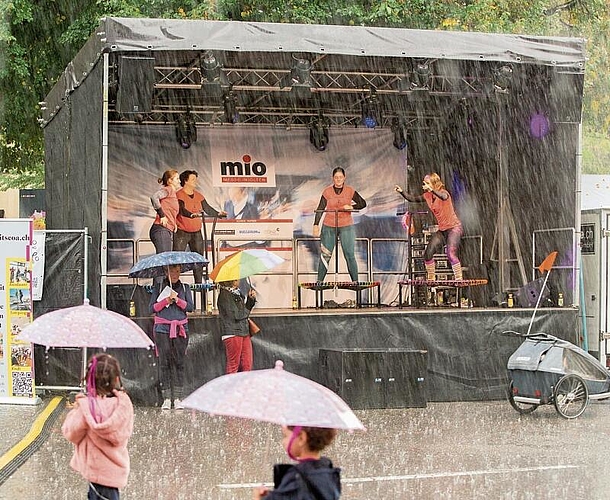 Der Regenschirm war beinahe ein steter Begleiter an der MIO 2022. (Bild: ZVG)
