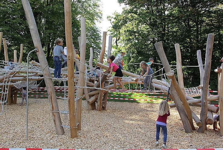 Der Generationenspielplatz im Oltner Stadtpark mit seinen vielseitigen Spiel- und Klettermöglichkeiten weckte das Interesse der Kinder jeglichen Alters. (Bild: S. Furter)