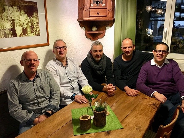 Der Kochklub Wäieräuftler Lostorf setzt sich neu zusammen: Christophe Stutz (Kassier), Gerhard Schnydrig (Vizepräsident), Tom Kohler (ehem. Präsident), Vincenzo Imperia (Präsident) und Markus Weber (Aktuar). (Bild: ZVG)