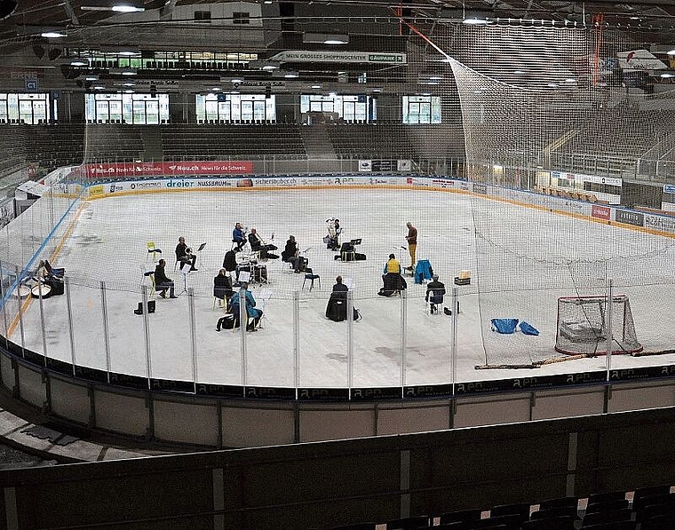 Zurzeit probt die Stadtmusik Olten im Eisstadion Kleinholz für das Platzkonzert vom 4. Juli. (Bild: Patrick Weibel-Adam)