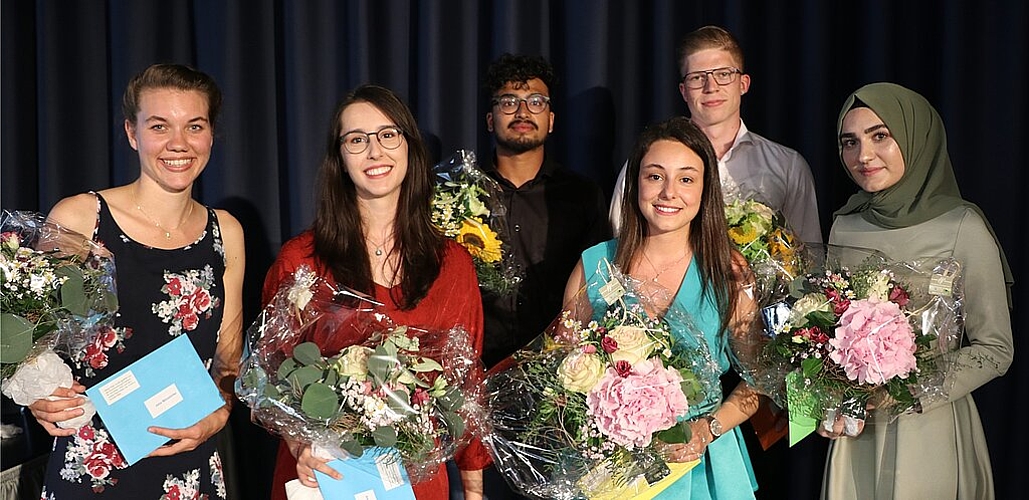 Preisträgerinnen und Preisträger des Schwerpunktes Literatur und Sprachen (v.l.): Jana Winistörfer, Alexa Popescu, Govind Sharma, Deborah Villano, Nicolas Roth und Merve Bastürk. (Bild: ZVG)
