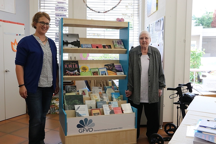 Initiantin Nadia Frey und Seniorin Heidi Stäheli mit der mobilen Mini-Bibliothek im Altersheim St. Martin. (Bild: mim)
