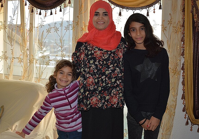 Geniessen Weihnachten als familiäres Ereignis: Hagra Salem (M.) mit ihren Töchtern Sara (l.) und Balkis. (Bild: vwe)