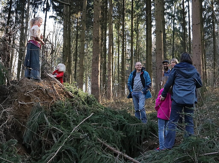 Die 8-jährige Emelie zeigte ihrem Vater sowie weiteren Eltern die Hütte ihres Indiander-Häuptlings, die unter einem umgekippten Baum eingerichtet wurde. (Bild: mim)
