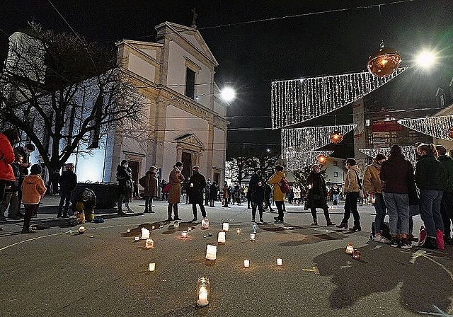 Im Dezember hat auf Initiative einer Gruppe von Frauen aus Olten und Umgebung eine Mahnwache vor der Oltner Stadtkirche stattgefunden, um auf Gewalt an Frauen hinzuweisen. (Bild: Bruno Kissling)