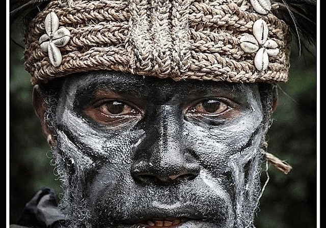 Diese Porträtaufnahme von Raphael Fischer zeigt einen Krieger in Papua-Neuguinea.
