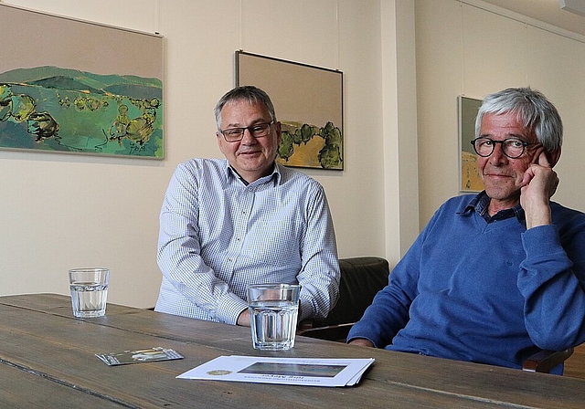 Psychologe Andreas Widmer (l.) und Kunstmaler Jürg Meyer bringen mit Bildern und Olivenöl ein Stück Andalusien nach Olten. (Bild: mim)