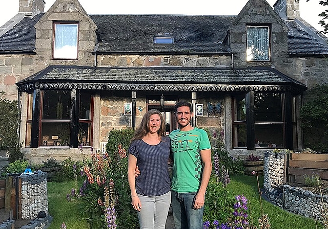 Haben sich ihren Traum erfüllt: Sarah und Daniel Muccio vor ihrem Gasthaus in Schottland. (Bild: Jessica Sutter)