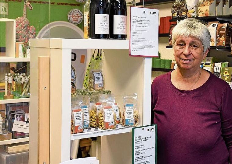 Zwischen Fairtrade-Schoggi, Nüssen, Wein und Co: Im Weltladen von Claro in Hägendorf ist Eveline Schärli-Fluri zuhause. Wie sie sagt, sei der Weltladen der einzige 100-Prozent-Fairtradeladen in der Region. (Bild: Cyrill Pürro)