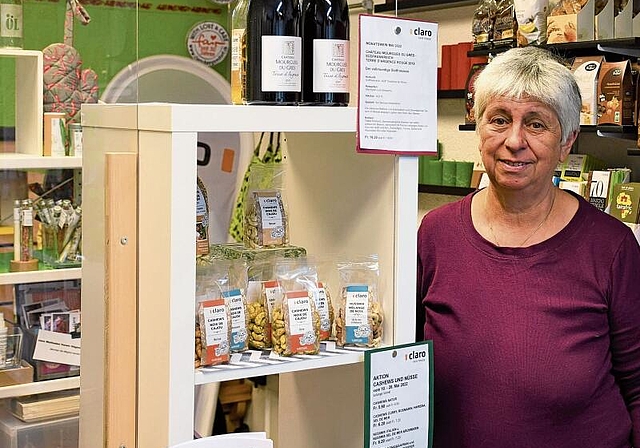 Zwischen Fairtrade-Schoggi, Nüssen, Wein und Co: Im Weltladen von Claro in Hägendorf ist Eveline Schärli-Fluri zuhause. Wie sie sagt, sei der Weltladen der einzige 100-Prozent-Fairtradeladen in der Region. (Bild: Cyrill Pürro)