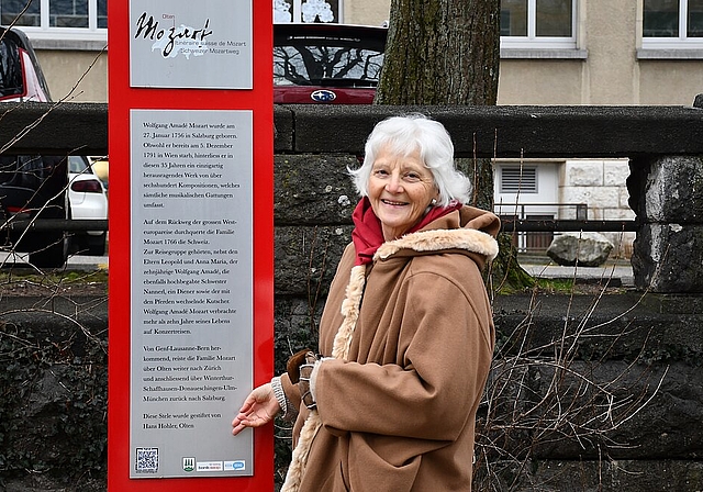 «Mozart stirbt nie», so die Präsidentin des Vereins Schweizer Mozartweg Christina Kunz vor der Mozartstele beim Oltner Bifangplatz. (Bild: Franz Beidler)