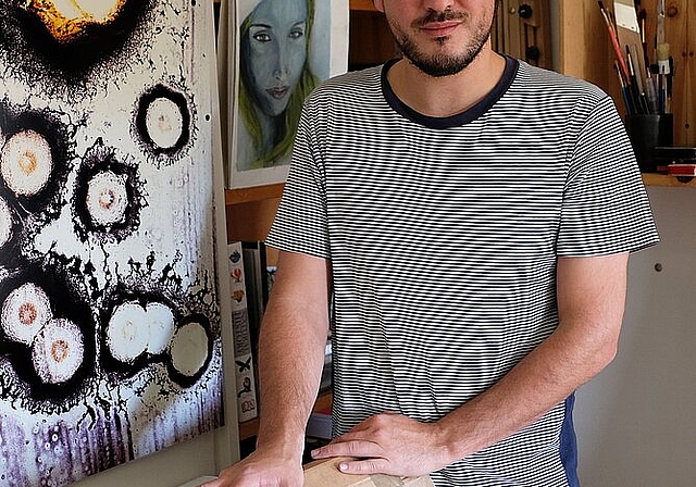 Nikolai Hodel in seinem Atelier mit den verpackten Bildern, bereit für die Ausstellung in Kapstadt. (Bild: ZVG)
