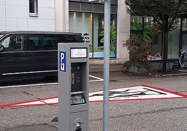 An der erneuerten Parkuhr an der Dornacherstrasse können künftig neben Parkvorgängen auch Tagesbewilligungen bezogen werden. (Bild: ZVG)