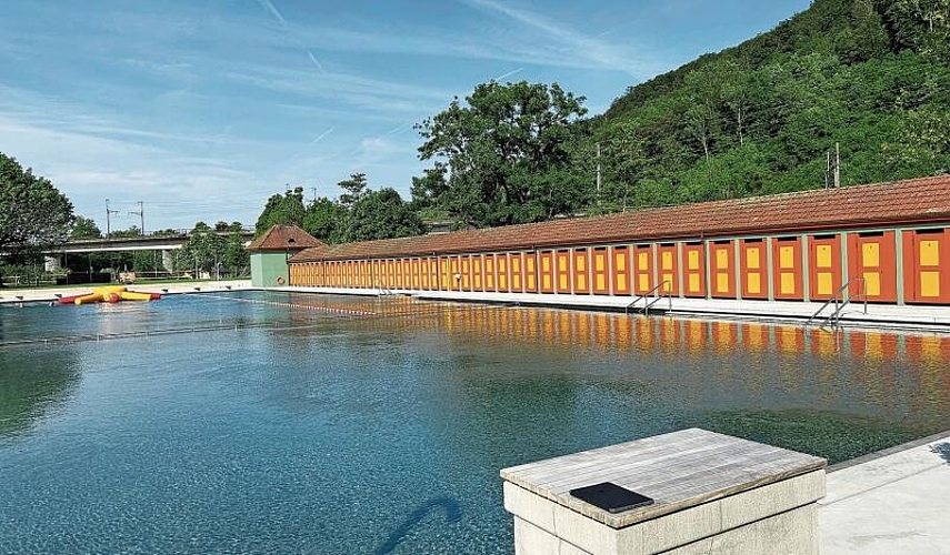 Das Garderobengebäude des Schwimmbads Aarburg ist ein Blickfang und vom Zug aus gut zu sehen. (Bilder: Caspar Reimer)