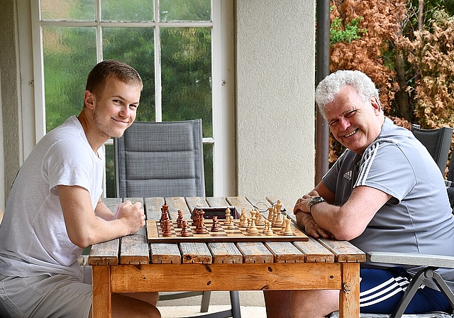 Markus Angst, Vizepräsident des Schachklubs Olten und Sohn Oliver, der mit einem Schachturnier fast Neuntausend Franken sammelte. (Bild: Franz Beidler)