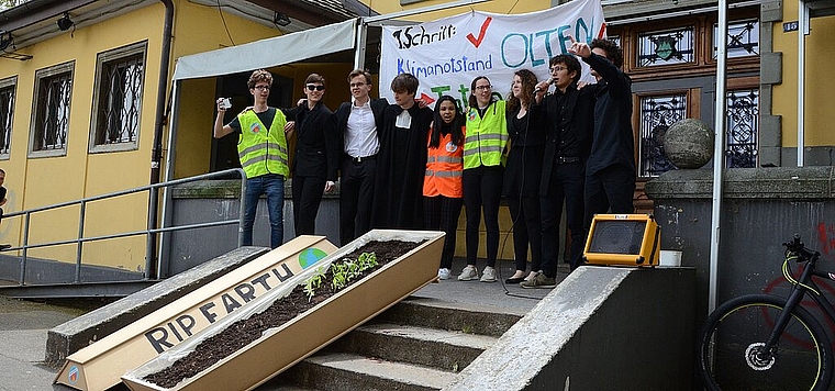 Vor über 150 Personen trugen die Aktivisten der Gruppe Klimabewegung Olten symbolisch die Erde in einem bemalten Sarg zu Grabe. (Bild: ZVG)