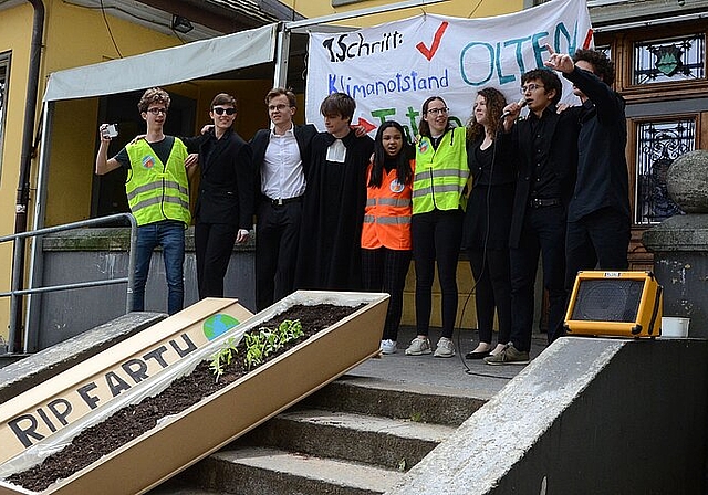 Vor über 150 Personen trugen die Aktivisten der Gruppe Klimabewegung Olten symbolisch die Erde in einem bemalten Sarg zu Grabe. (Bild: ZVG)