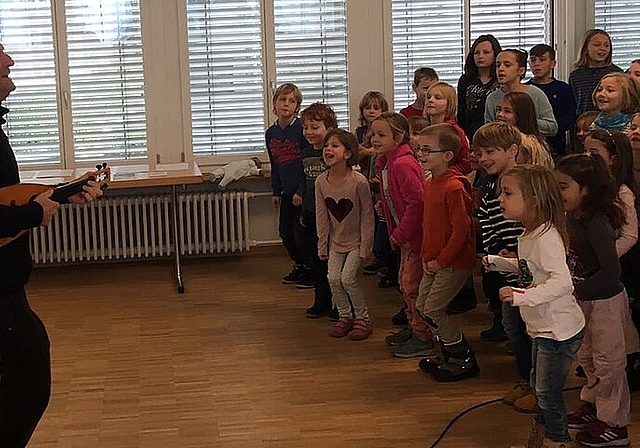 Christian Schenker hatte mit den 75 Mädchen und Buben aus der Region Olten ein Riesengaudi beim Einsingen des «Fasnachtsfieber»-Refrains. (Bild: ZVG)