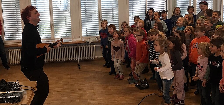 Christian Schenker hatte mit den 75 Mädchen und Buben aus der Region Olten ein Riesengaudi beim Einsingen des «Fasnachtsfieber»-Refrains. (Bild: ZVG)