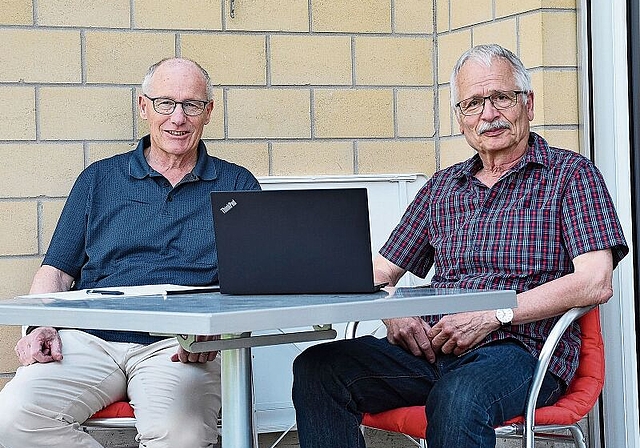 Manfred Peier (l.) und Fritz Aeberhard von der Computeria Olten. Zusammen mit dem sechsköpfigen Team bereiten sie Computerthemen auf. (Bild: Franz Beidler)