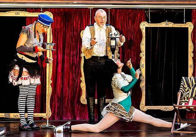 Akrobatik, Jonglage, Clownerie, Tanz und Theater zeigen die drei Künstler (v.l.) Franziska Bürki, Rafael Kost und Sara Ski im aktuellen Stück «Camera Obscura» ihrem Publikum. (Bild: Arthur Häberli)