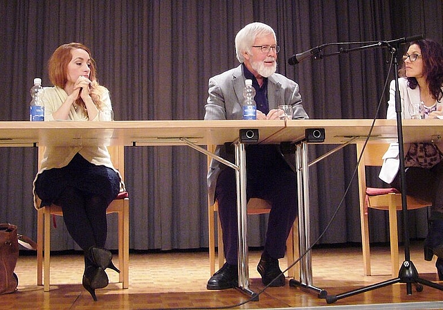 Der Islamabend mit Zana Ramadani (l.) und Amira Hafner-Al Jabaji wurde von Werner Good moderiert. (Bild: ZVG)