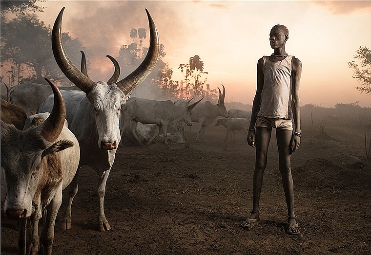 Der Star-Fotograf Marco Grob führt dem Betrachter eine Kontrastwelt aus dem Sudan und Äthiopien vor Augen: «Weltweit verpesten geschätzte 110 Millionen Landminen weite Gebiete in gut 70 Ländern. So auch im Süd-Sudan. Es kostet gerade mal zwei U