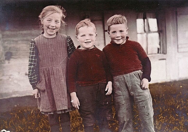 Heinz Born (ganz rechts), fotografiert mit zwei Geschwistern, im Alter von ungefähr sieben Jahren. Kurz danach wurde er als Verdingbub von seinen Eltern auf einen Hof im Schwarzenburgerland weggegeben. (Bild: ZVG)

