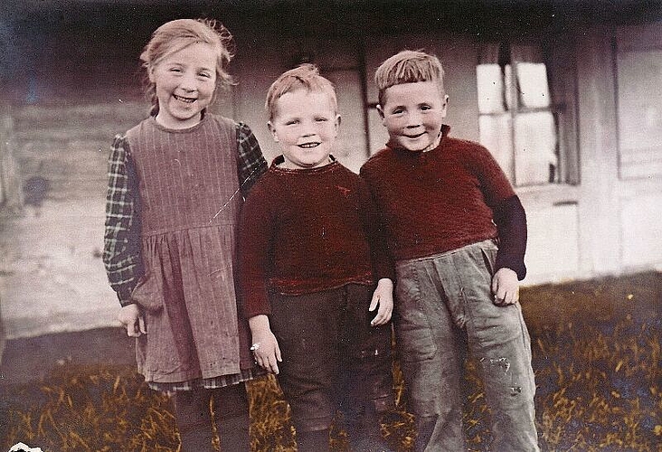 Heinz Born (ganz rechts), fotografiert mit zwei Geschwistern, im Alter von ungefähr sieben Jahren. Kurz danach wurde er als Verdingbub von seinen Eltern auf einen Hof im Schwarzenburgerland weggegeben. (Bild: ZVG)
