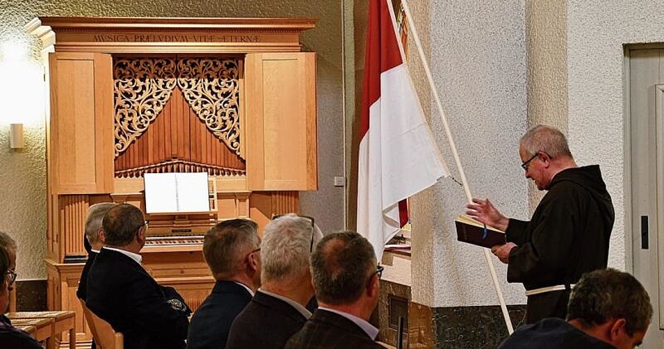 Guardian Joseph Bründler vom Kapuzinerkloster Olten segnete letzten Sonntag die neue Orgel in der Friedhofskapelle Meisenhard. (Bilder: FB)