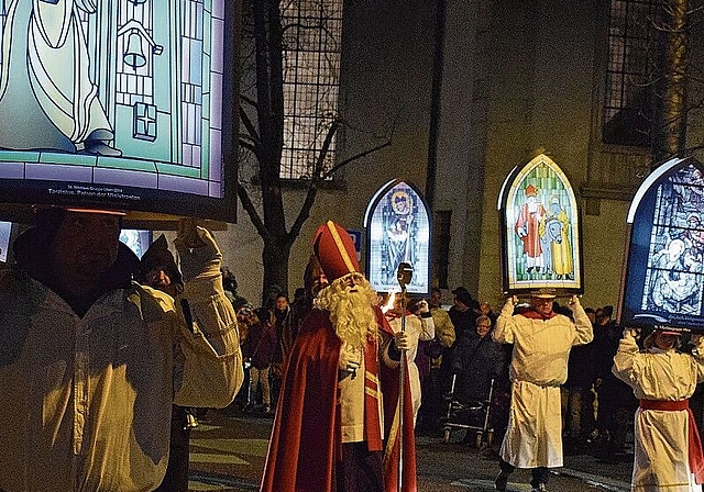 Das Aussenden der St. Nikolaus-Gruppe Olten: Der Umzug mit leuchtenden Iffelen und schallenden Treicheln kann dieses Jahr nicht stattfinden. (Bild: ZVG)