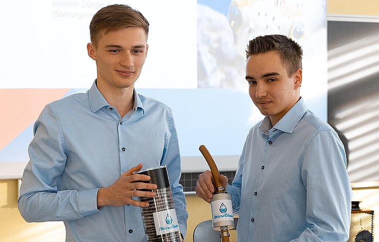 Aron Düringer und Kevin Bewsher hatten im Frühjahr 2019 am Programm teilgenommen und dort ihre Idee für einen Filter entwickelt, der den Abfluss von Mikroplastik ins Abwasser verhindert. (Bild: ZVG)