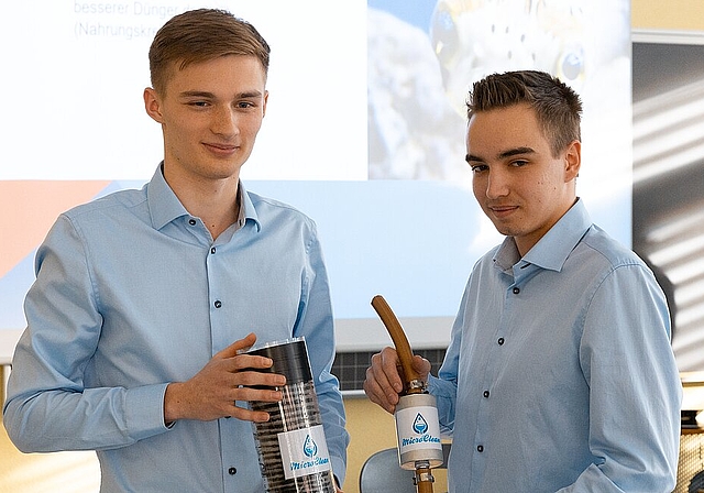 Aron Düringer und Kevin Bewsher hatten im Frühjahr 2019 am Programm teilgenommen und dort ihre Idee für einen Filter entwickelt, der den Abfluss von Mikroplastik ins Abwasser verhindert. (Bild: ZVG)