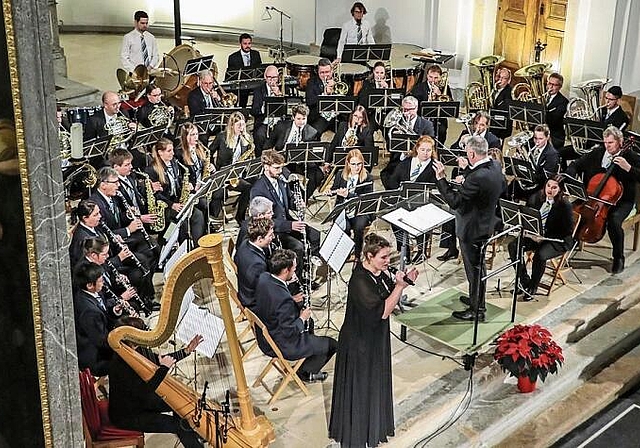 Die Stadtmusik Olten mit Gesangssolistin Jana Jakob während des Adventskonzerts in der festlichen Stadtkirche. (Bild: Jasmin Heer)